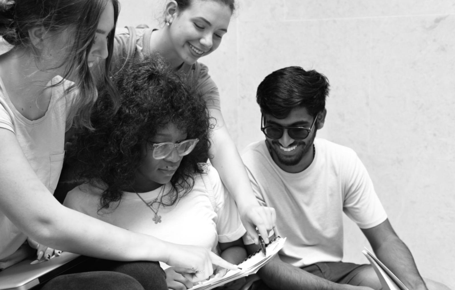 Ambiente di lavoro collaborativo durante una sessione pratica